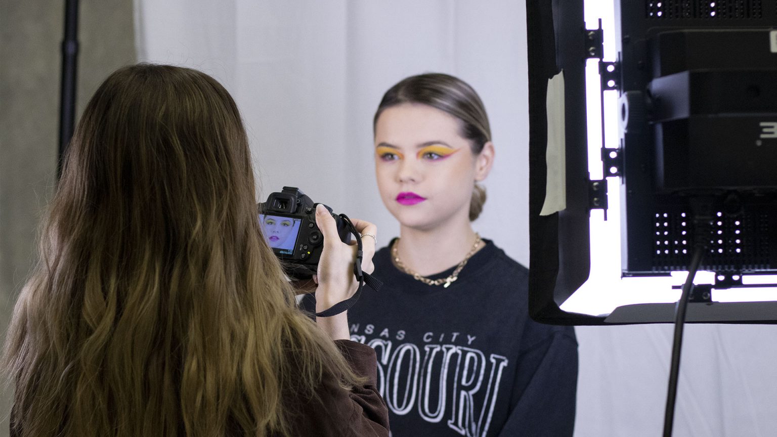 Mannequin sous les projecteurs avec prise de photographie