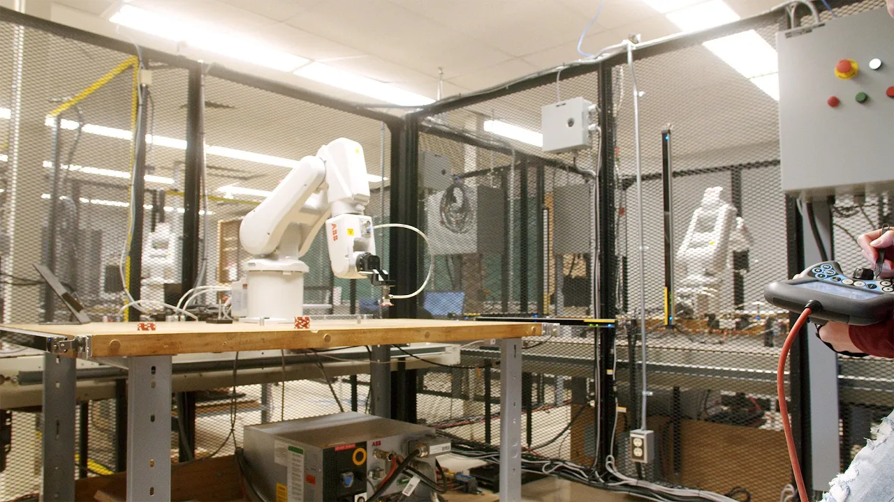Atelier de mécanique avec bras robotique