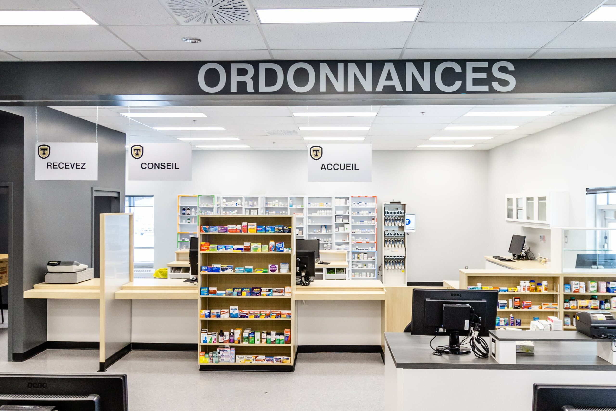 Plan large d'une salle de classe simulant un environnement de pharmacie avec un comptoir d'ordonnances.