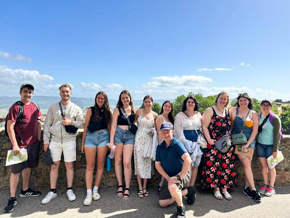 Photo de groupe de voyage étudiant.
