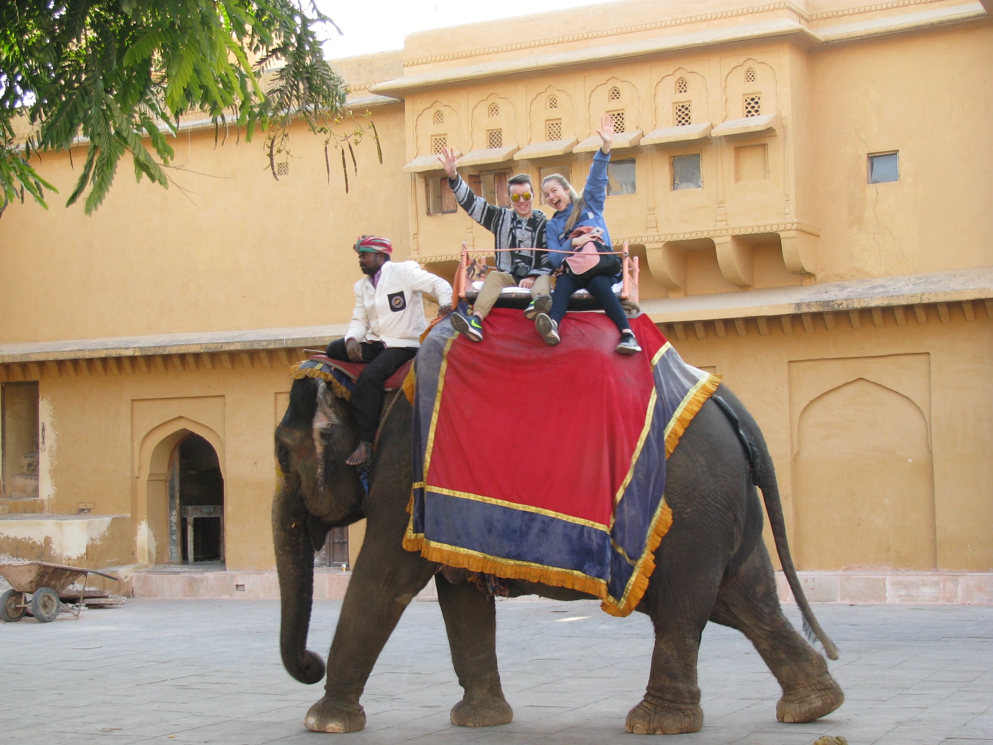 Deux jeunes adultes sur le dos d'un éléphant.