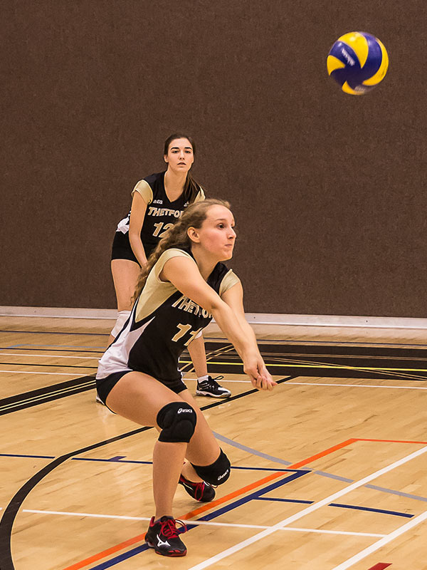 Photo croquée sur le vif d'une joueuse de volleyball intérieur