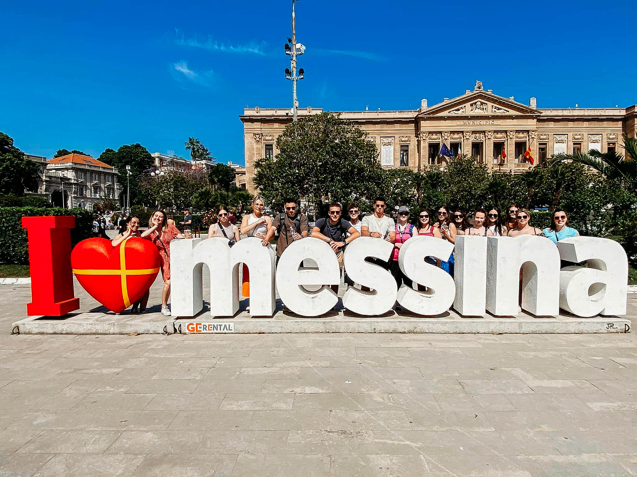 Groupe en voyage étudiant à Messina en Italie.