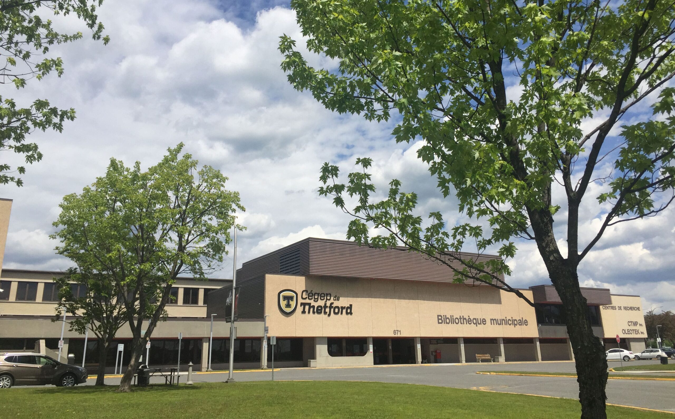 Photo d'extérieur des infrastructures du Cégep de Thetford avec la bibliothèque municipale.