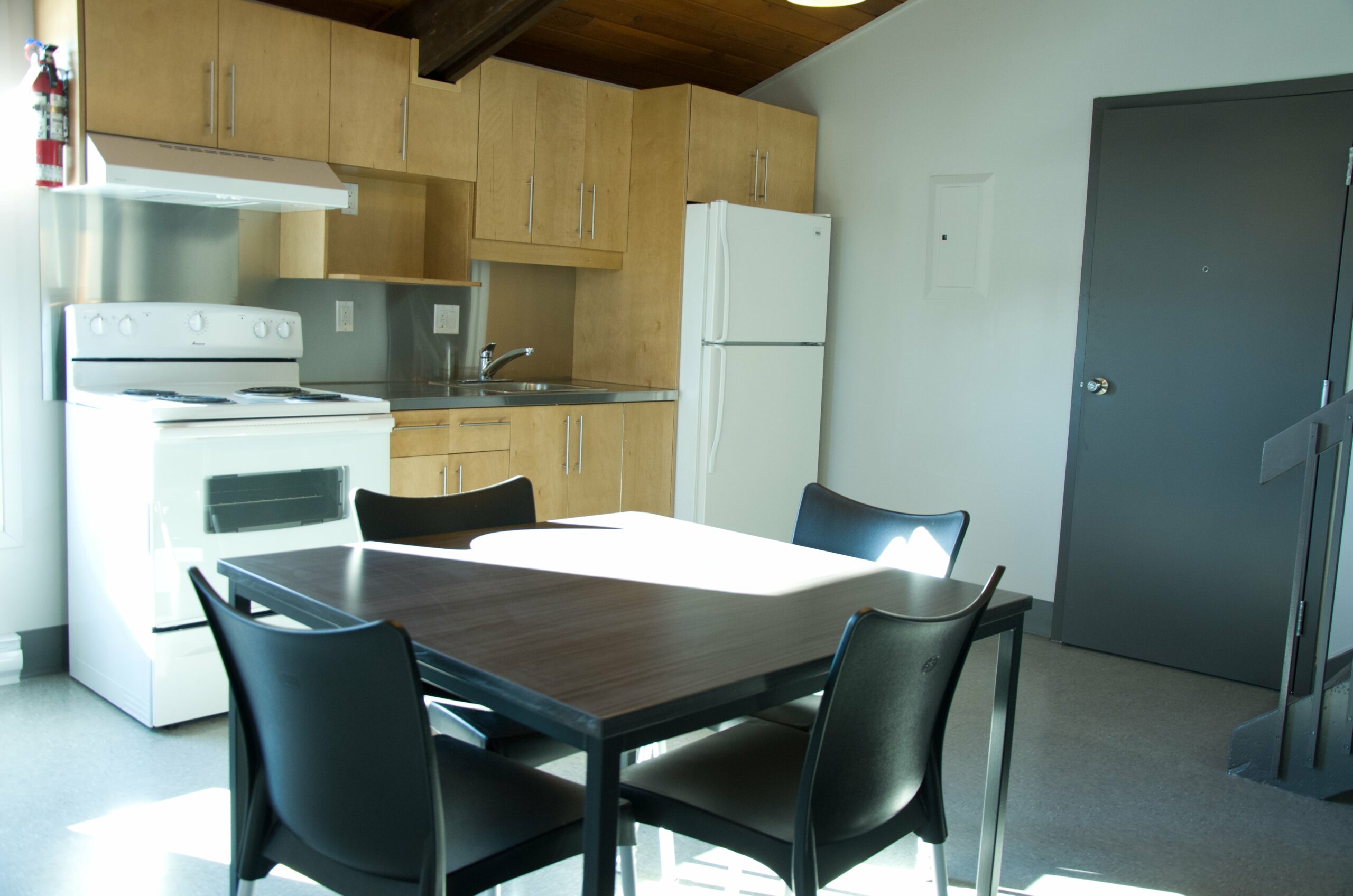 Installation de cuisine et salle à manger d'une résidence étudiante.