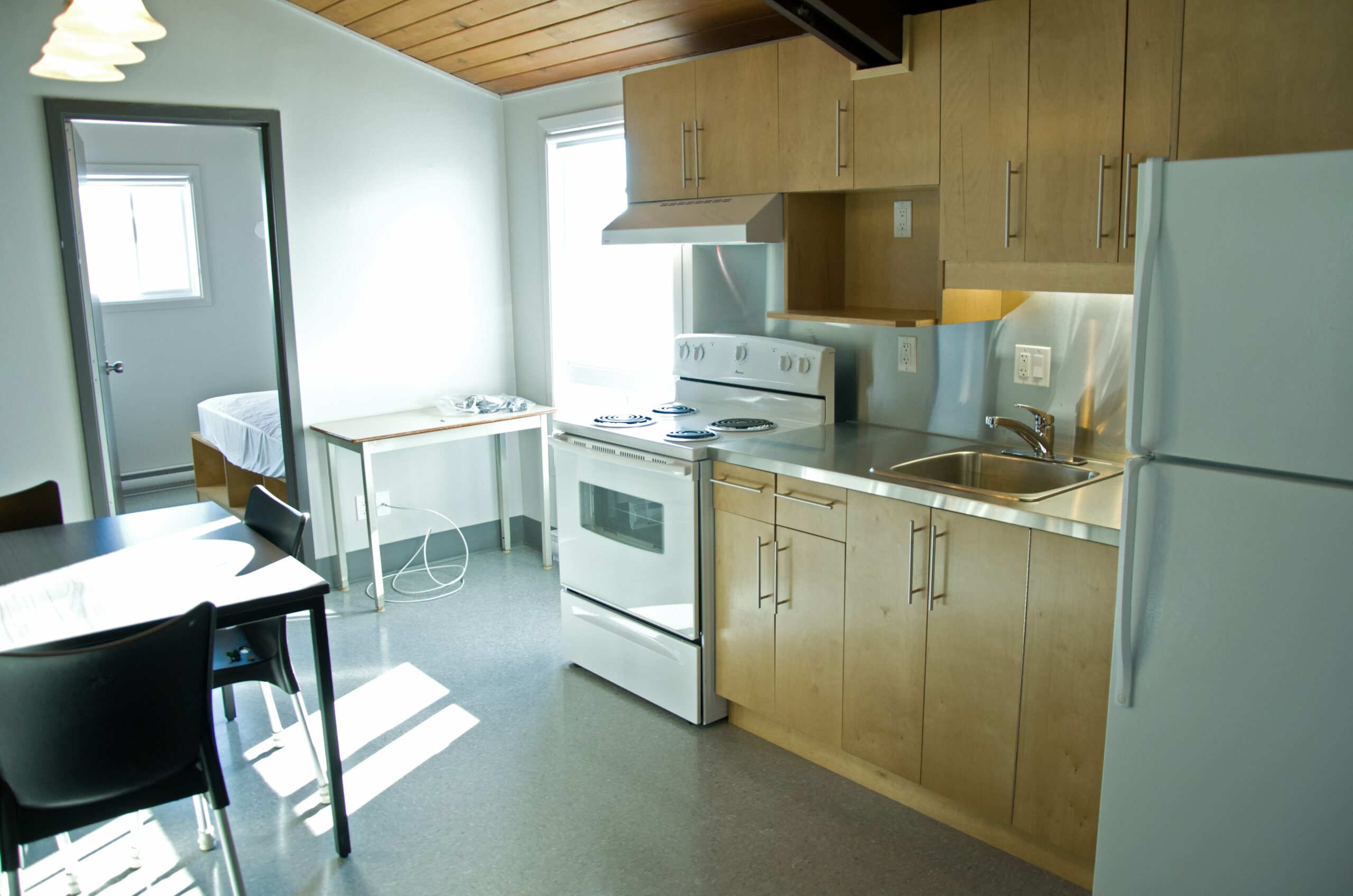 Installation de cuisine et salle à manger d'une résidence étudiante.