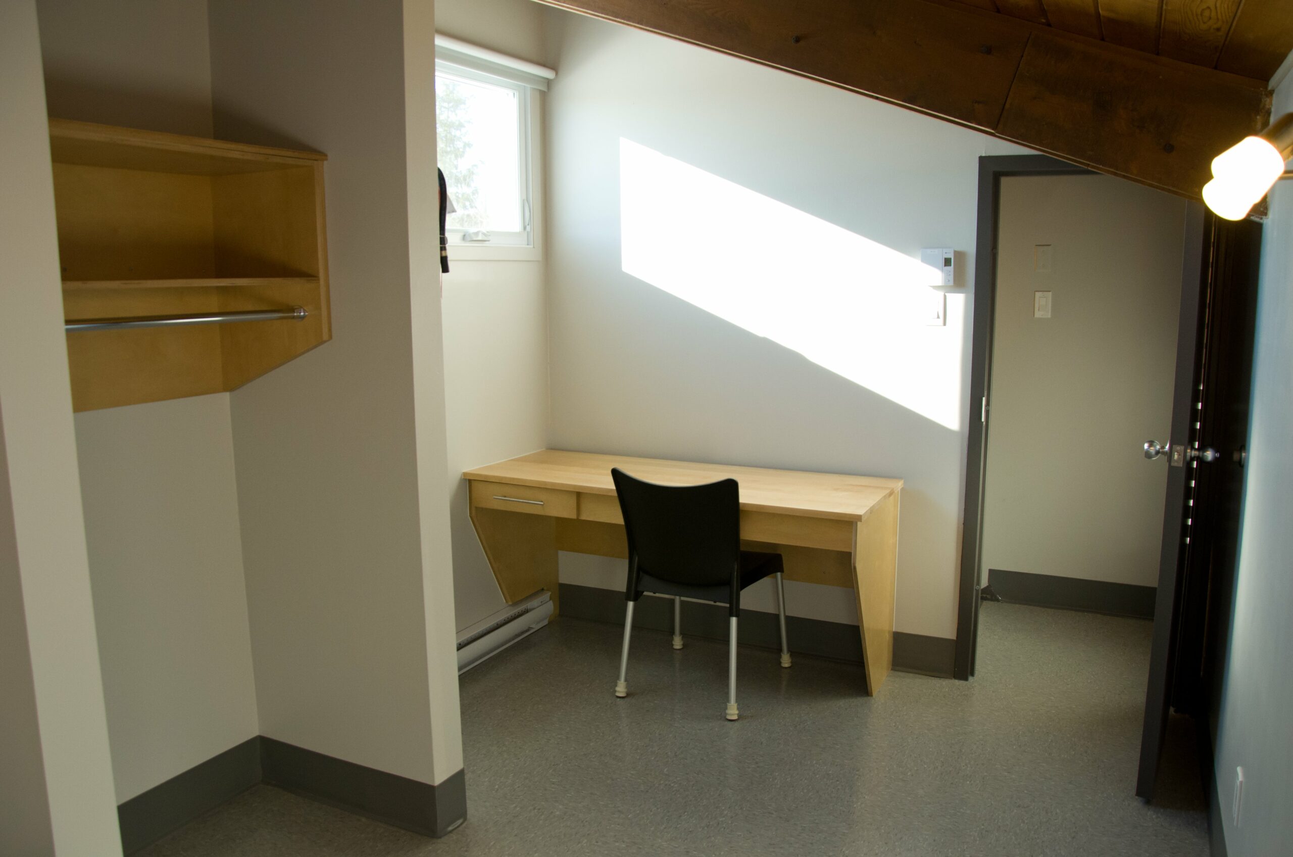 Photo d'un espace de travail dans une résidence étudiante.