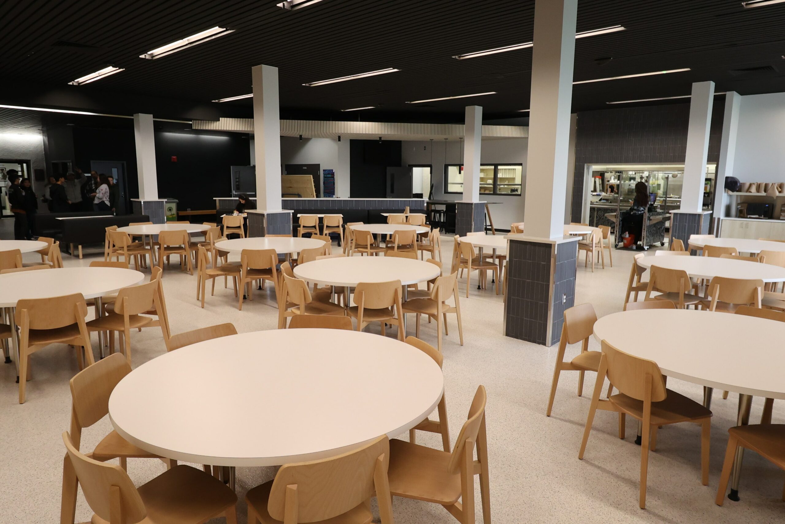 Photo d'une salle commune avec plusieurs tables rondes pour réception.