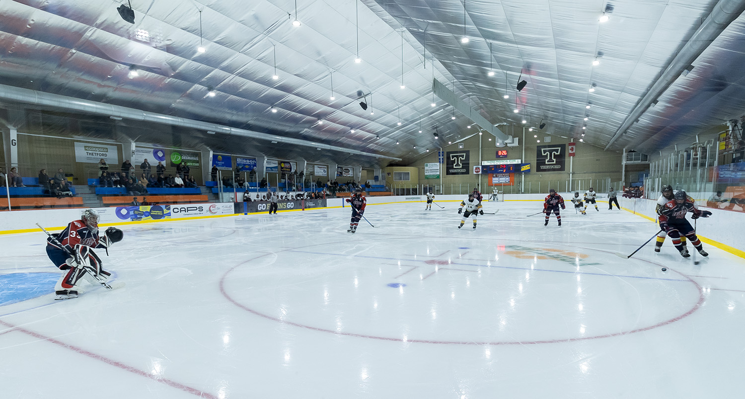Photo d'un aréna lors d'une partie de hockey des Filons du Cégep de Thetford.