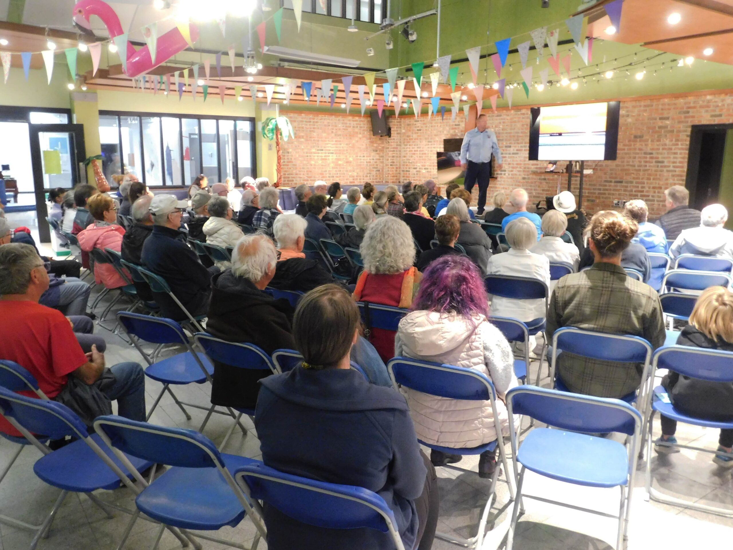 Activité sociale avec présentation devant un groupe.