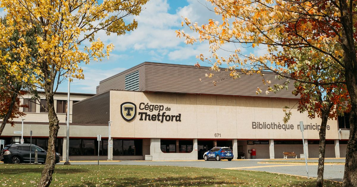 Photo extérieur des installations du Cégep de Thetford, dont la bibliothèque municipale.
