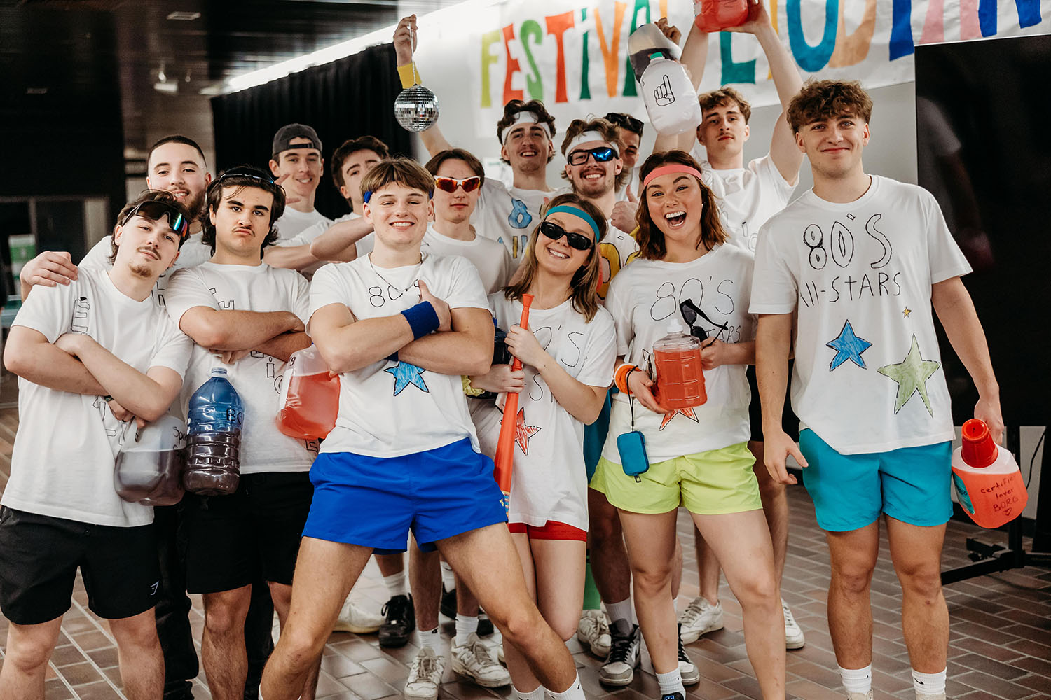 Photo d'un groupe de jeunes étudiants lors d'un événement social.