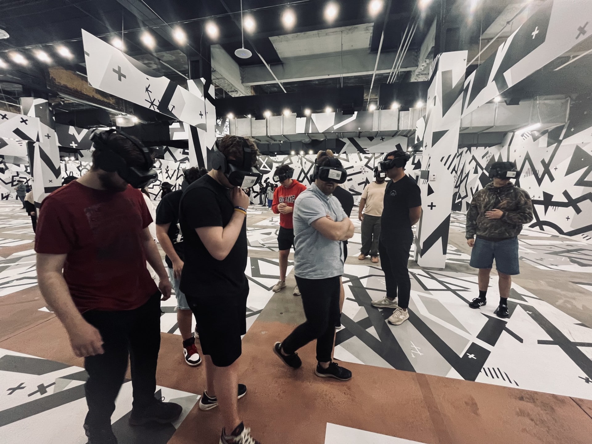 Plusieurs étudiants portant des casques de réalité virtuelle dans une grande salle.