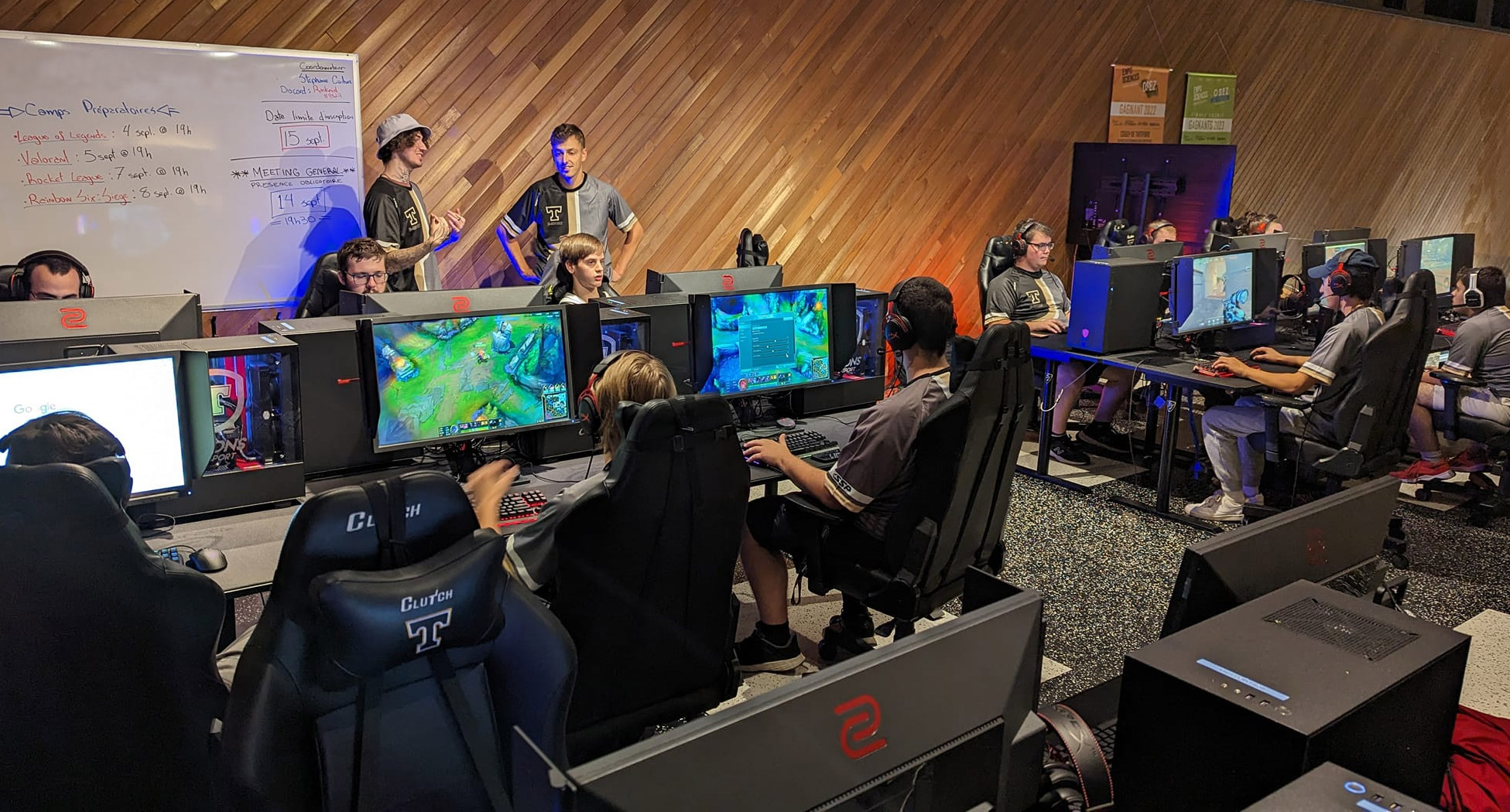 Un groupe participant à une session de coaching en e-sport