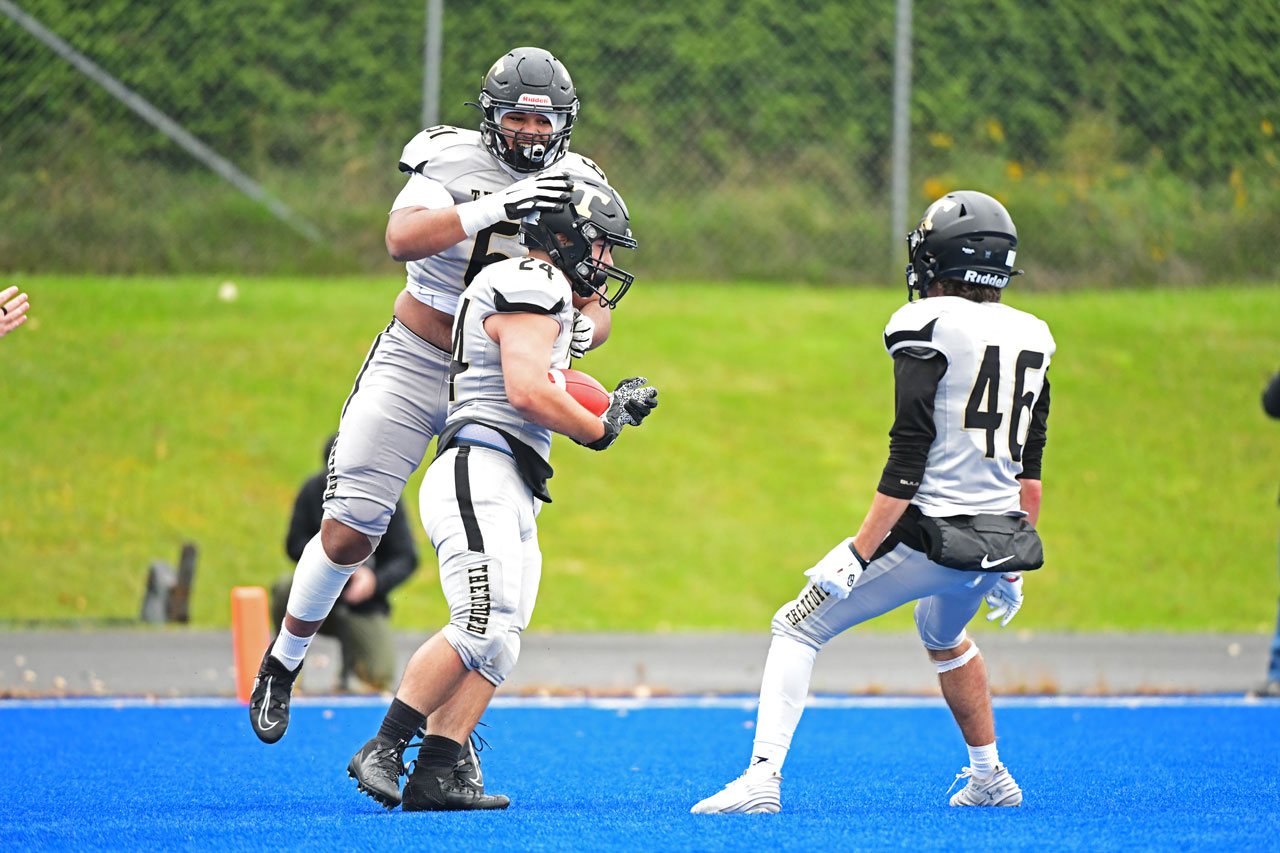 Des coéquipiers au football célèbrent un jeu
