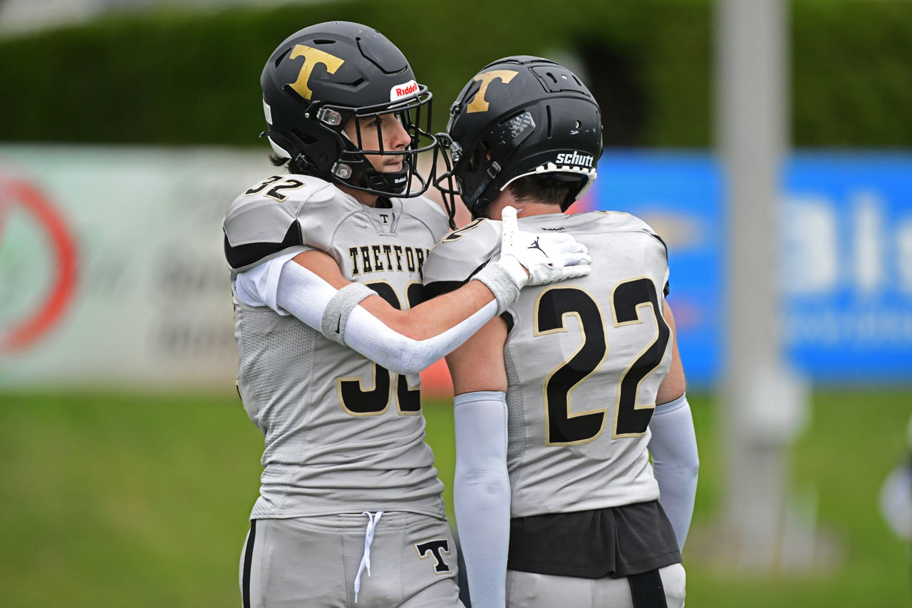Deux joueurs de football célèbrent un jeu