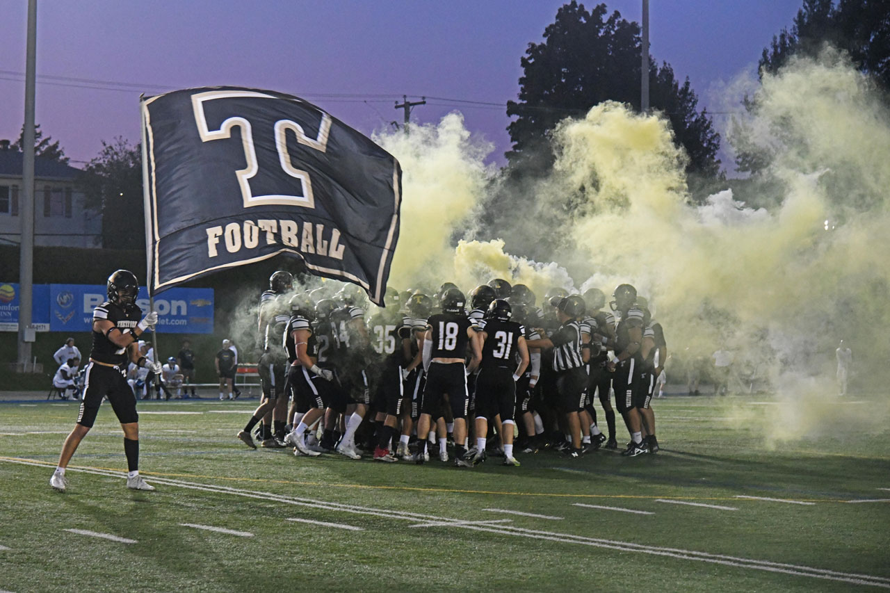 Une équipe de football des Filons du Cégep de Thetford s'encouragent