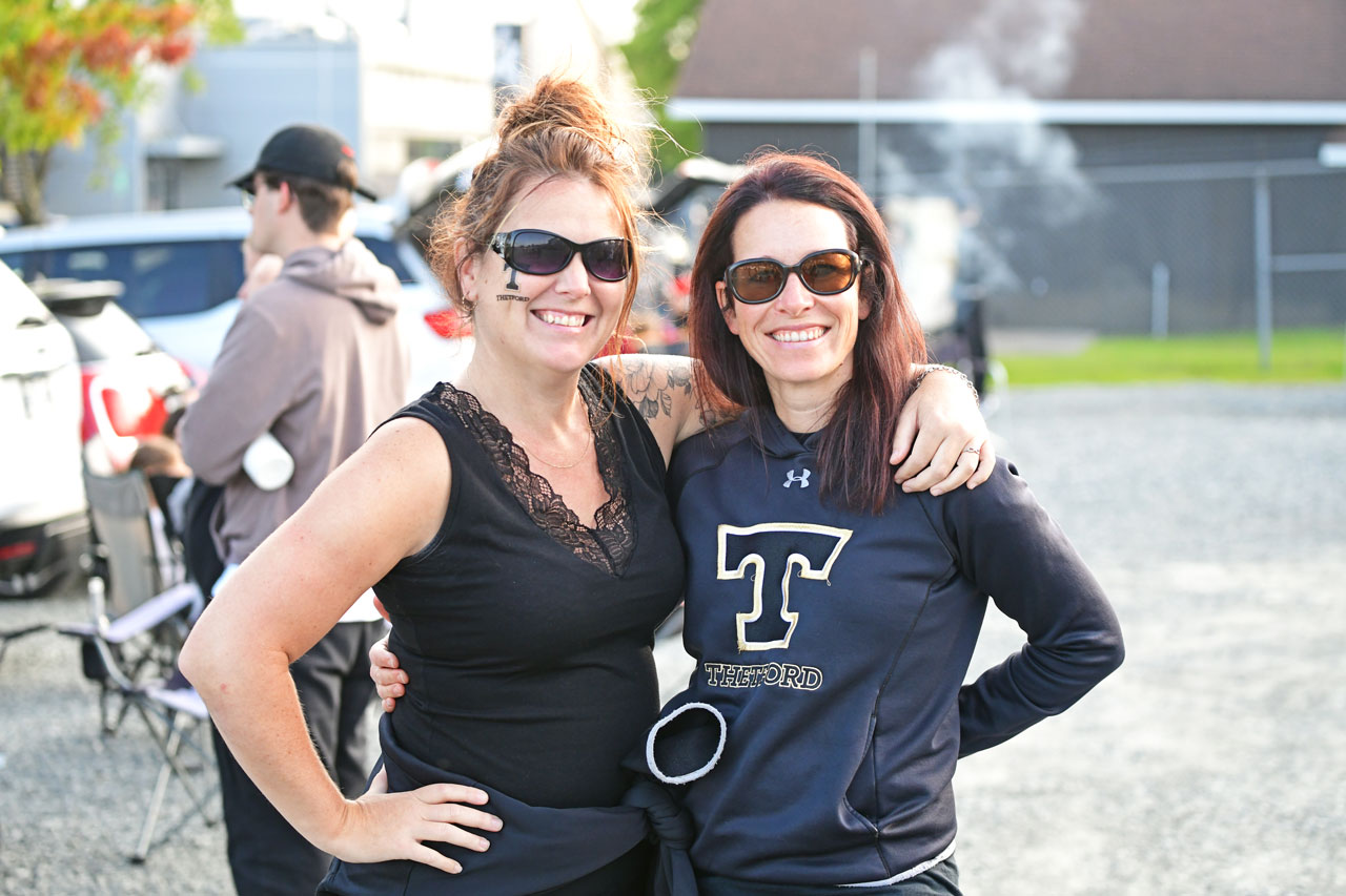 Deux femmes sourient à la caméra lors d'un événement sportif