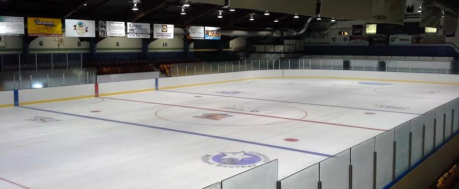 La patinoire de l'aréna est déserte.