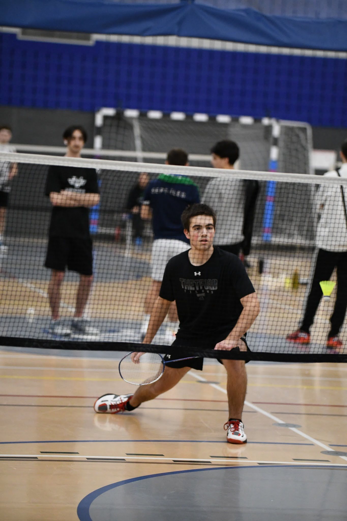 Un joueur de badminton est en mouvement.