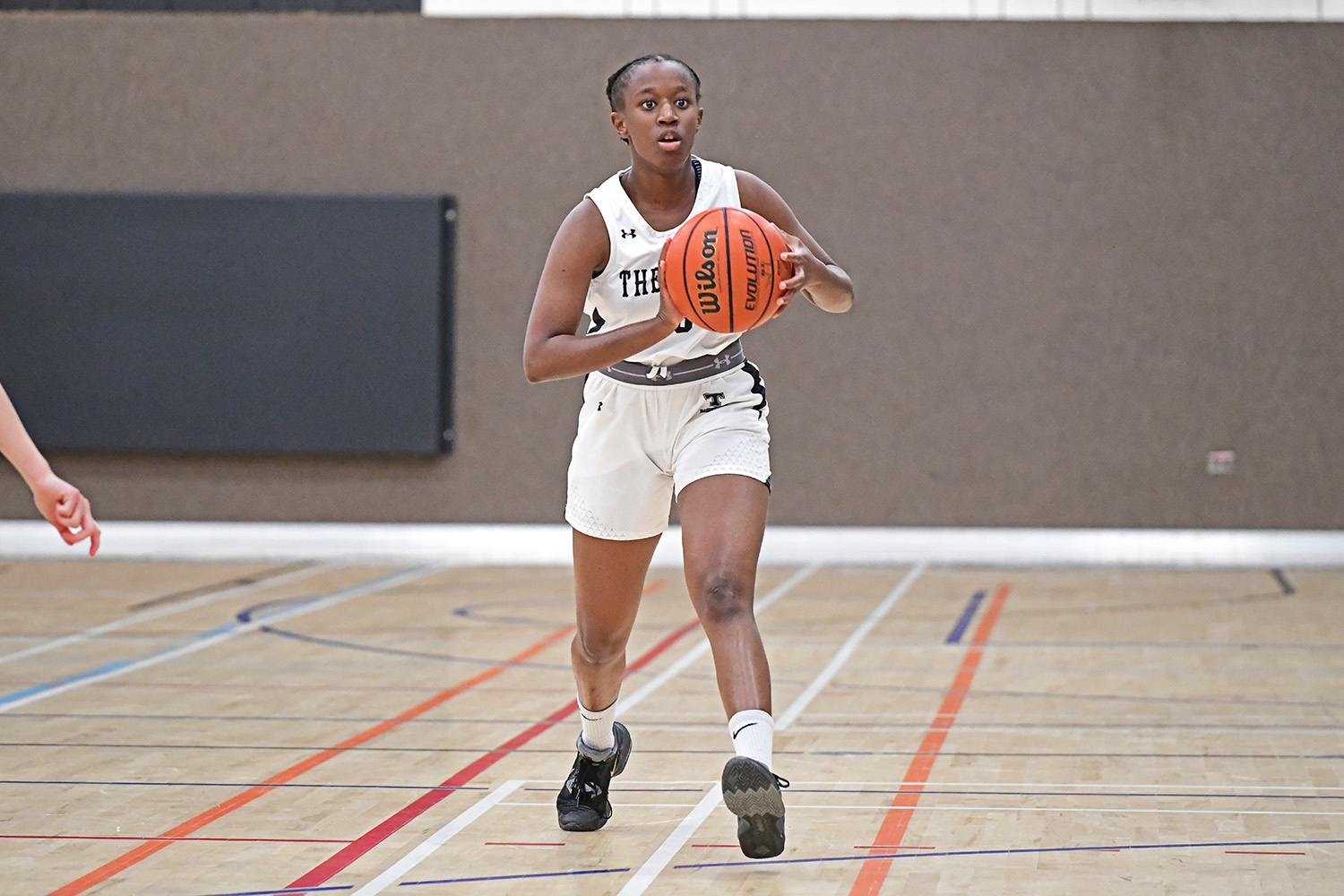 joueuse de basketball sur le point de faire une passe