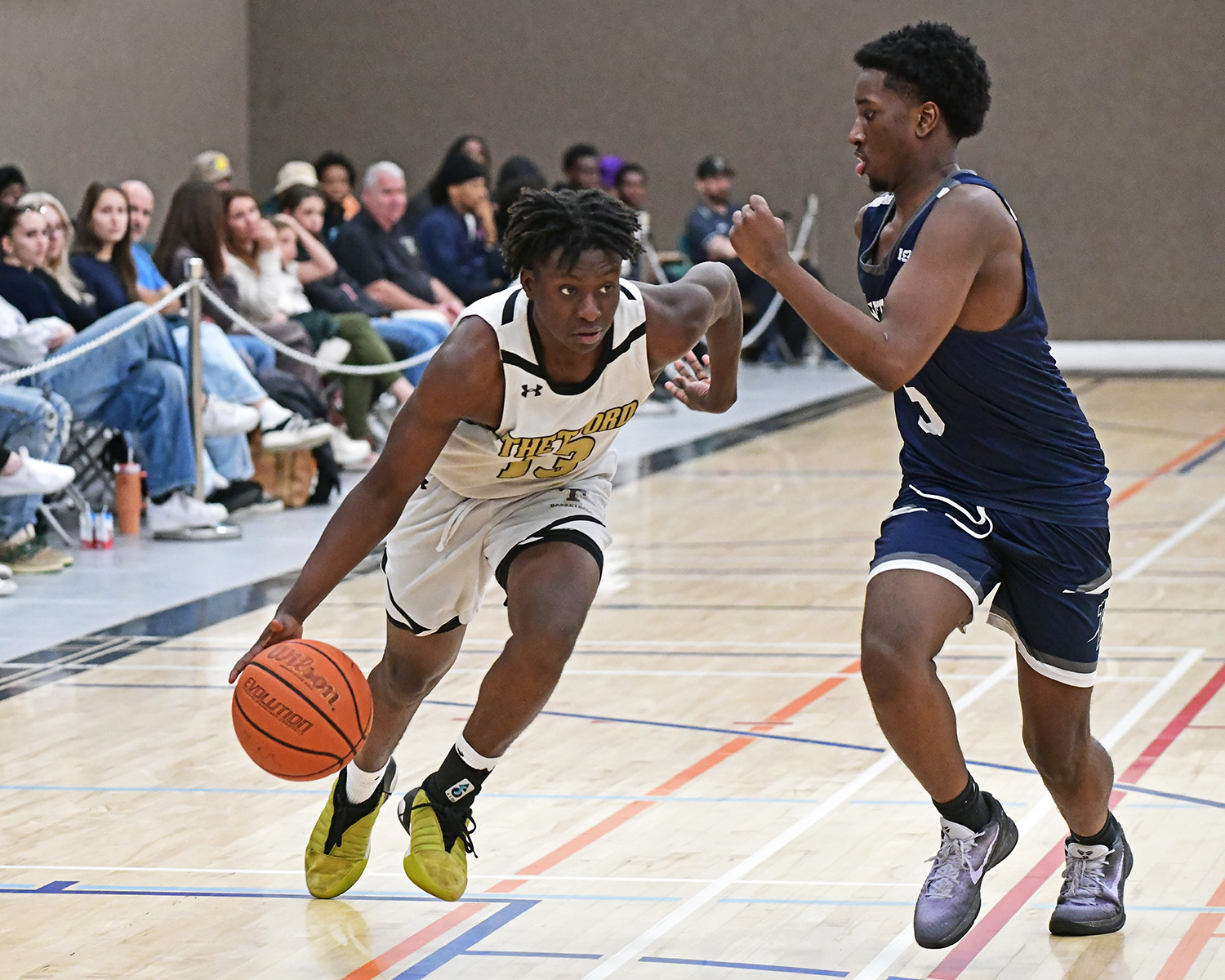 joueur de basketball en mouvement