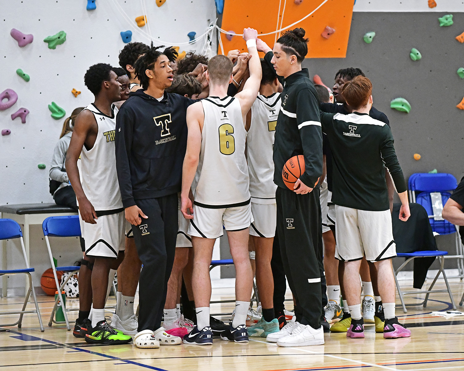 Une équipe de basketball se motive avant le match.