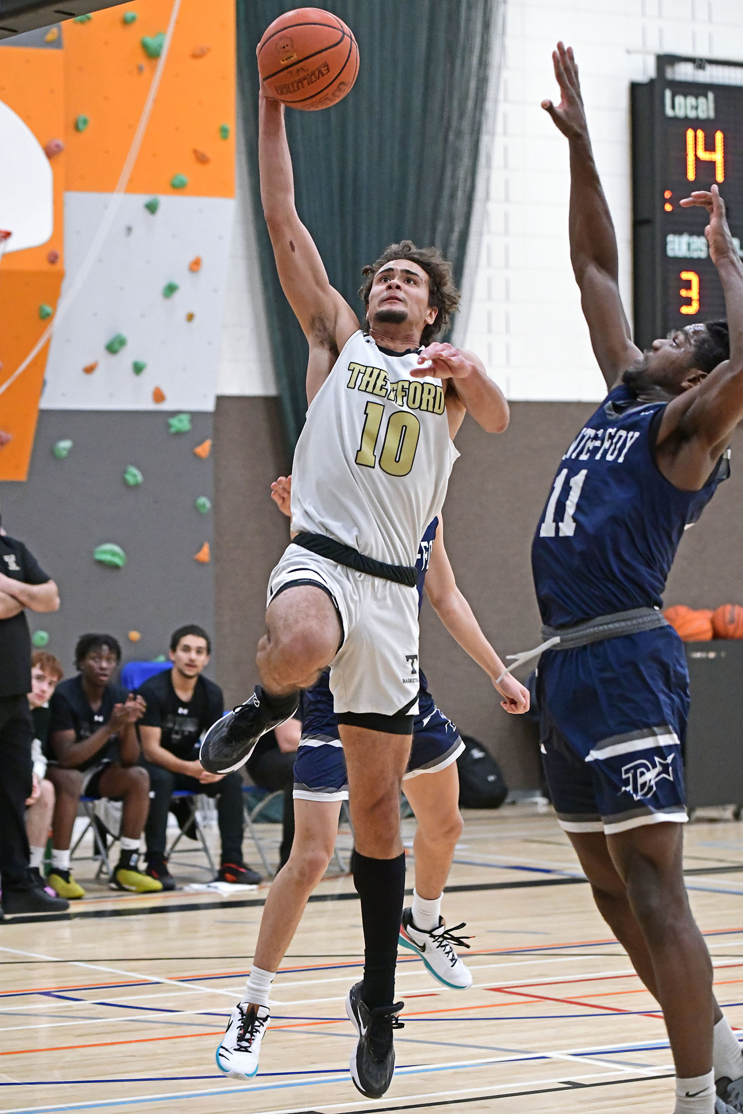 joueur de basketball qui exécute un dunk