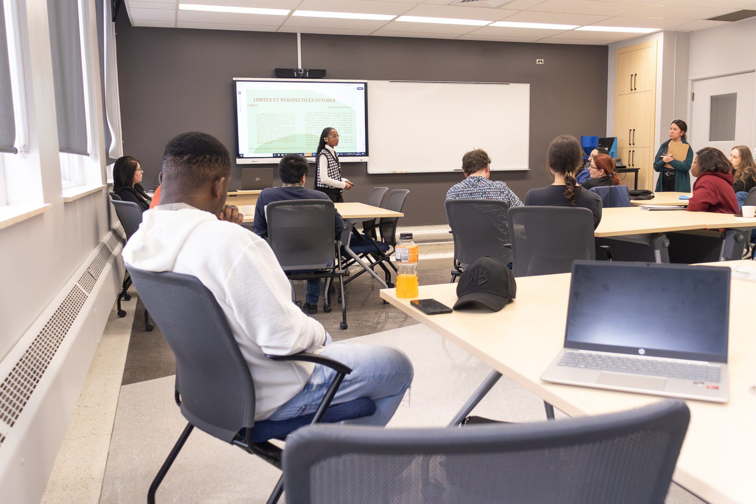 Des étudiants dans une salle de classe.