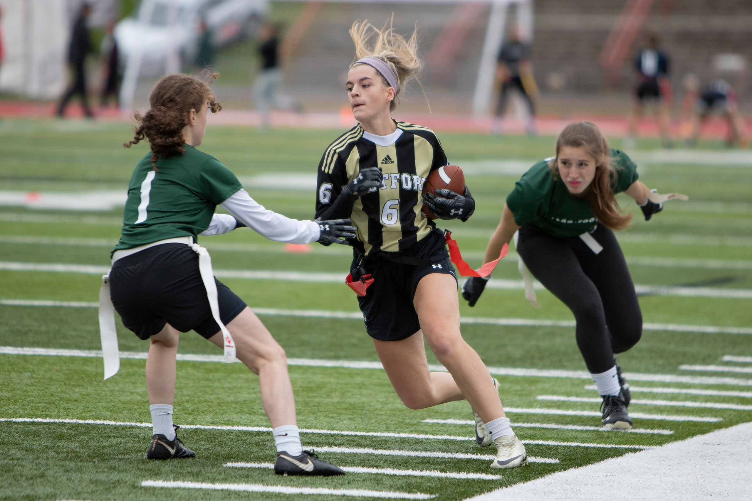 Une joueuse de flag-football est en mouvement.