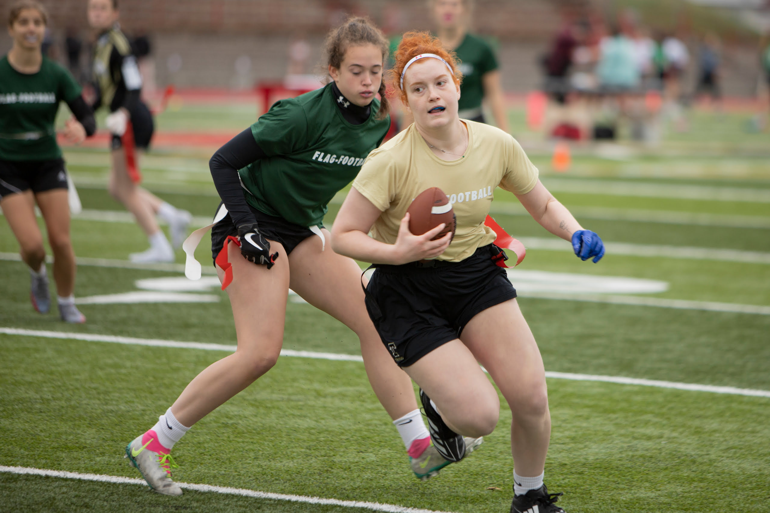 Une joueuse de flag-football est en mouvement.