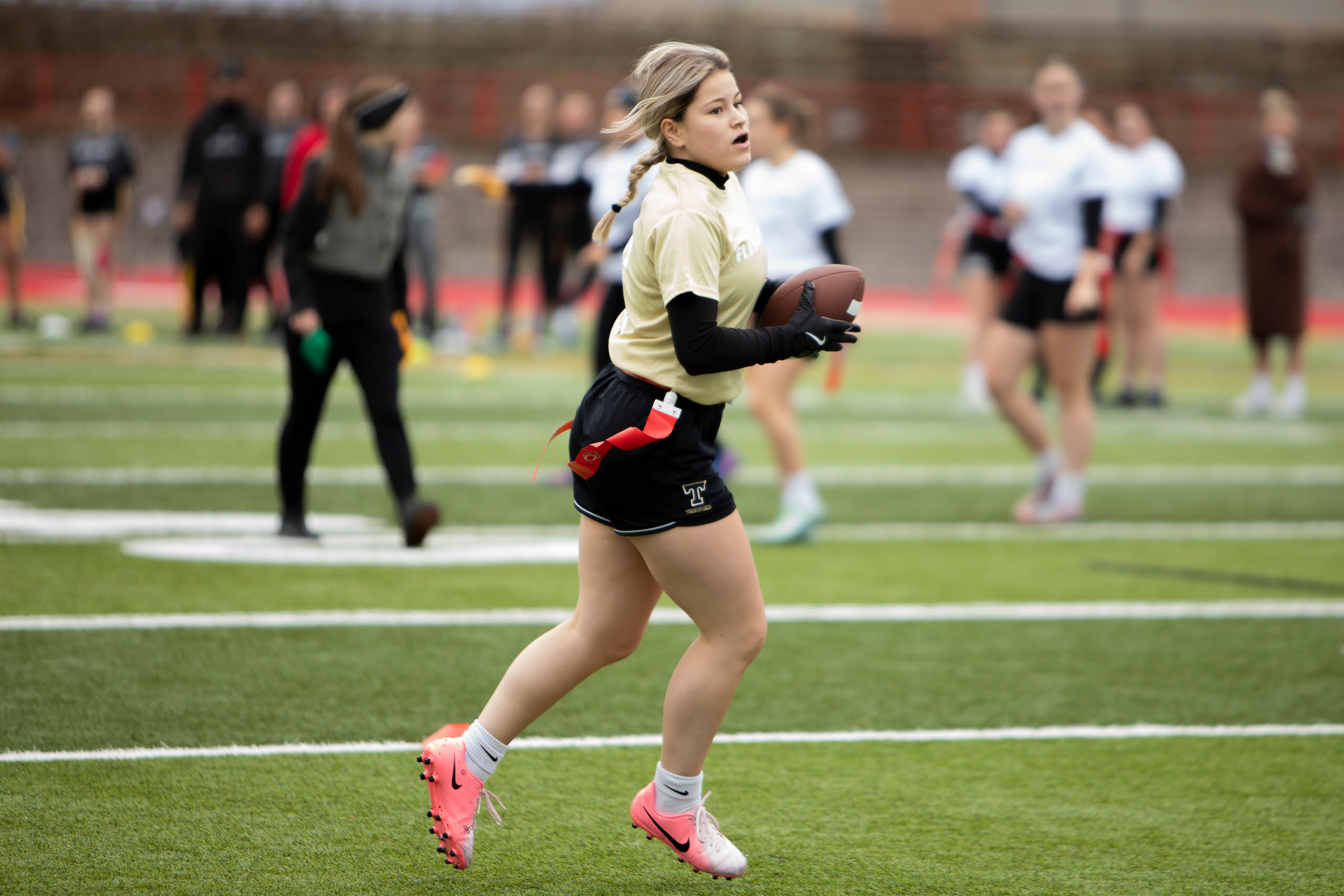 Une joueuse de flag-football se déplace avec le ballon.