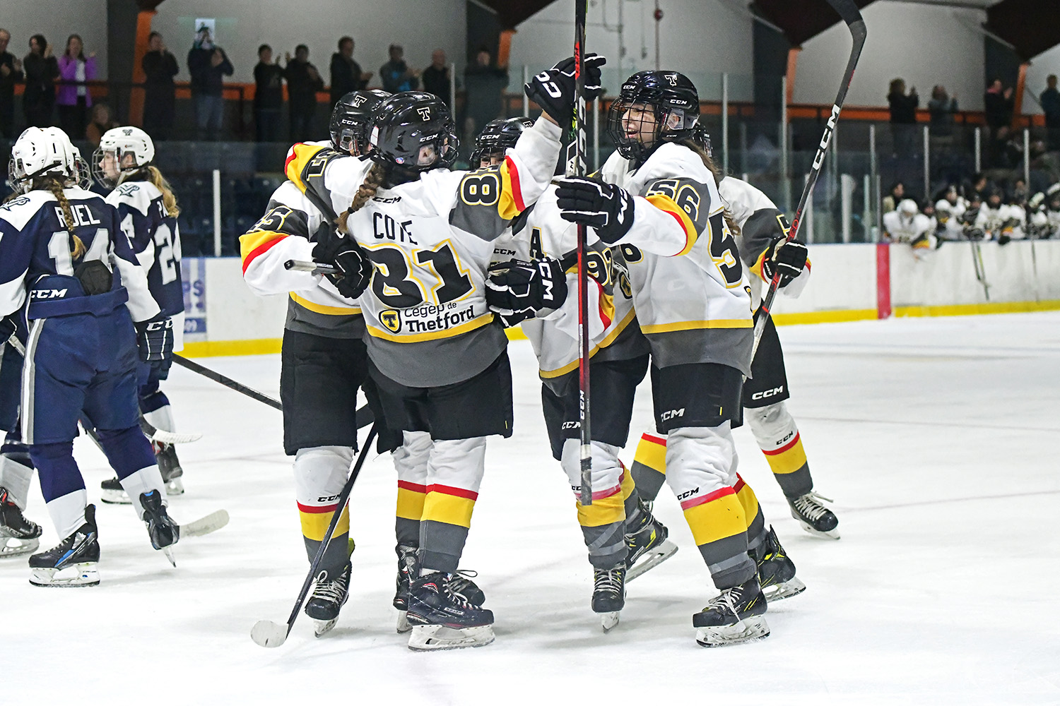 équipe de hockey féminin célébrant la victoire