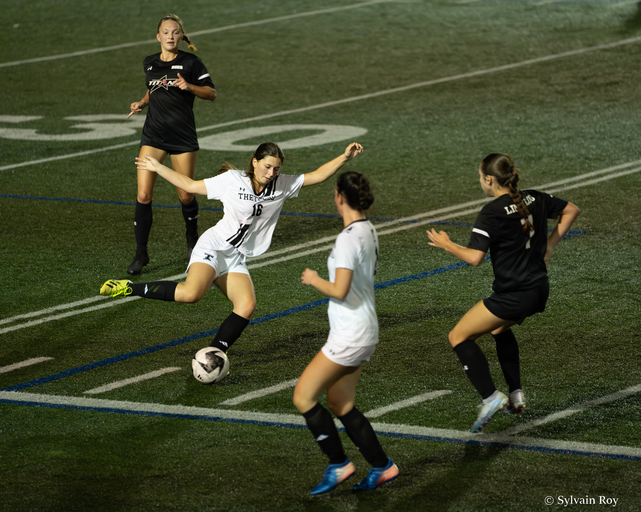 Une joueuse de soccer est sur le point de faire une passe.