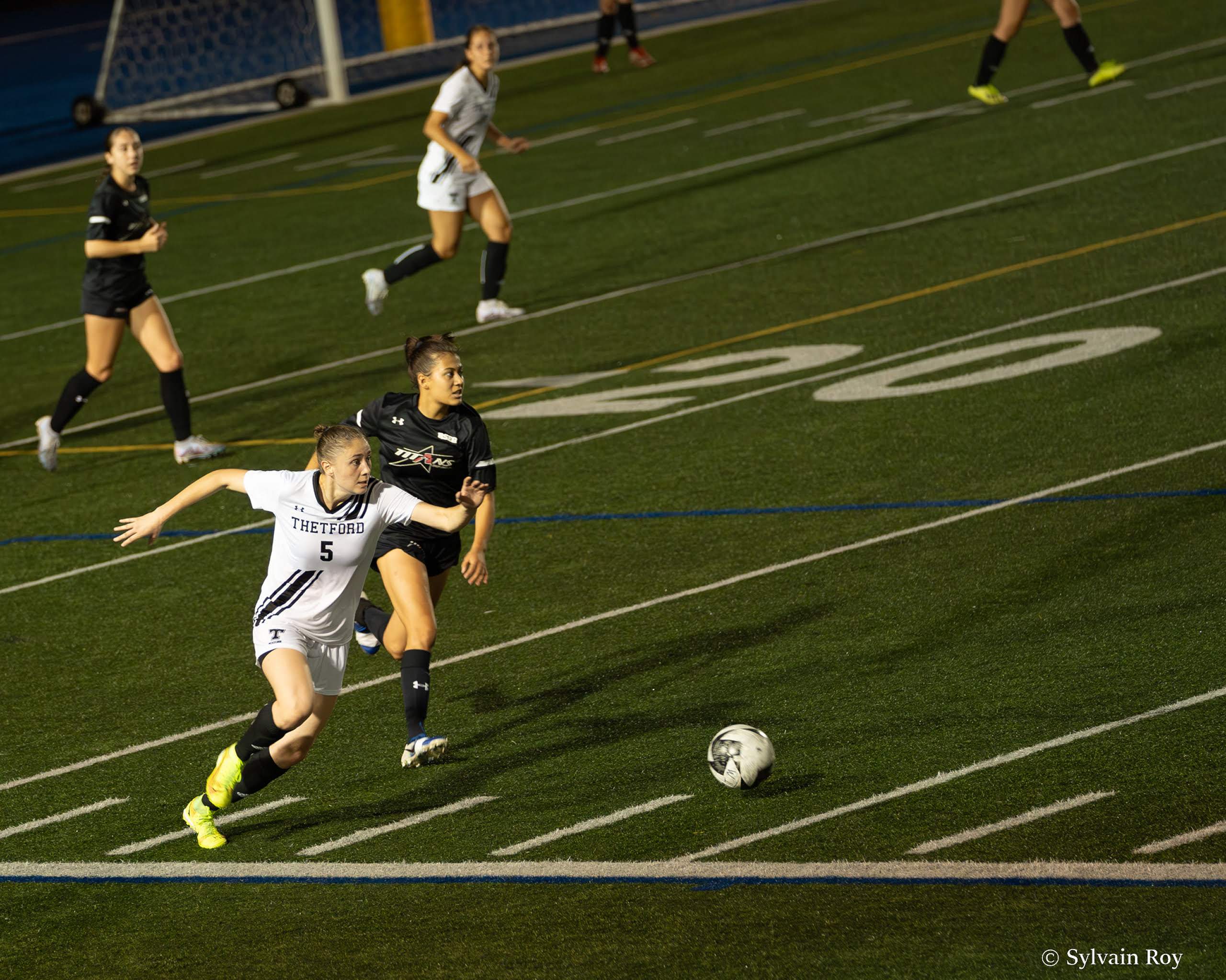Des joueuses de soccer sont en mouvement.