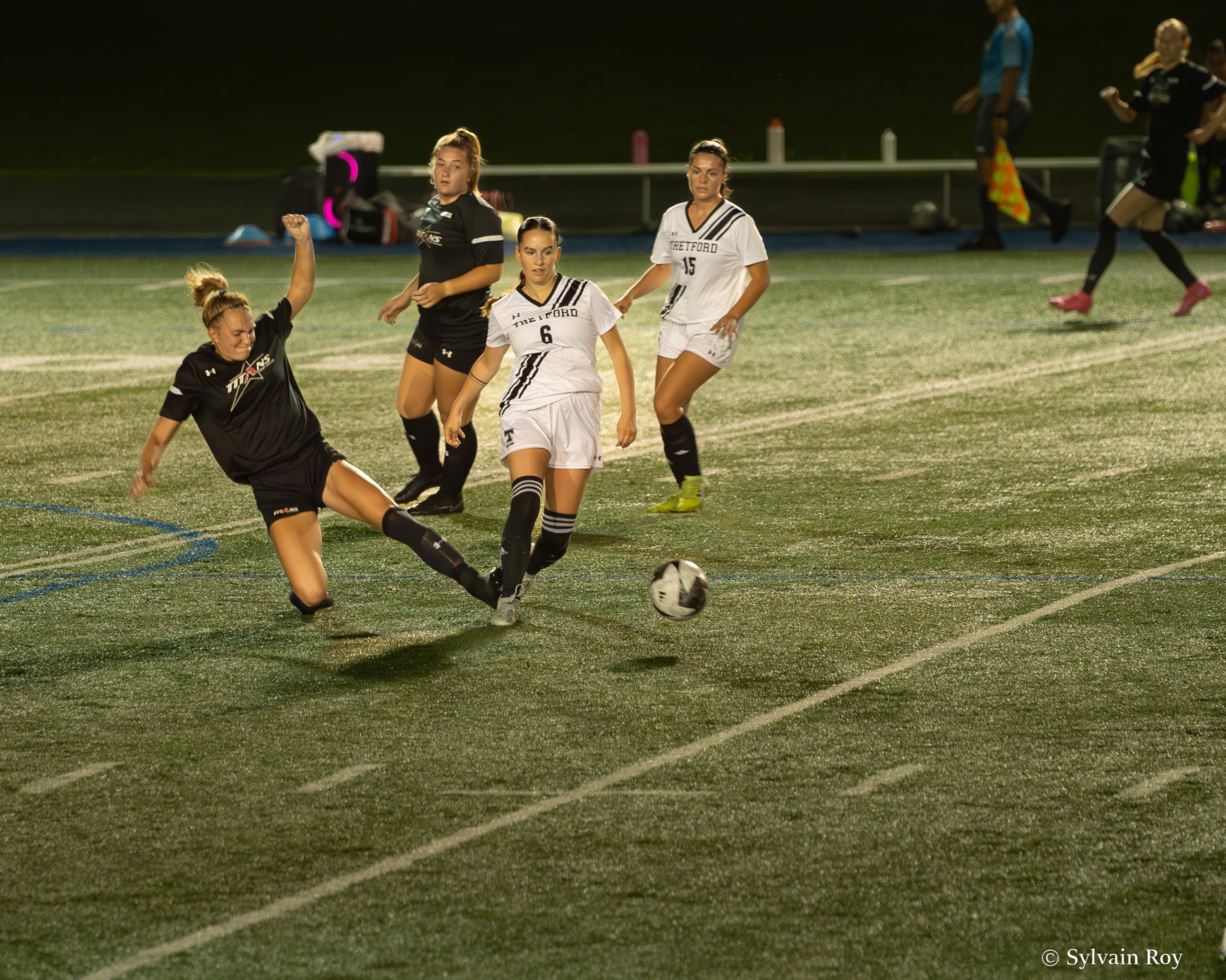 Des joueuses de soccer sont en mouvement.