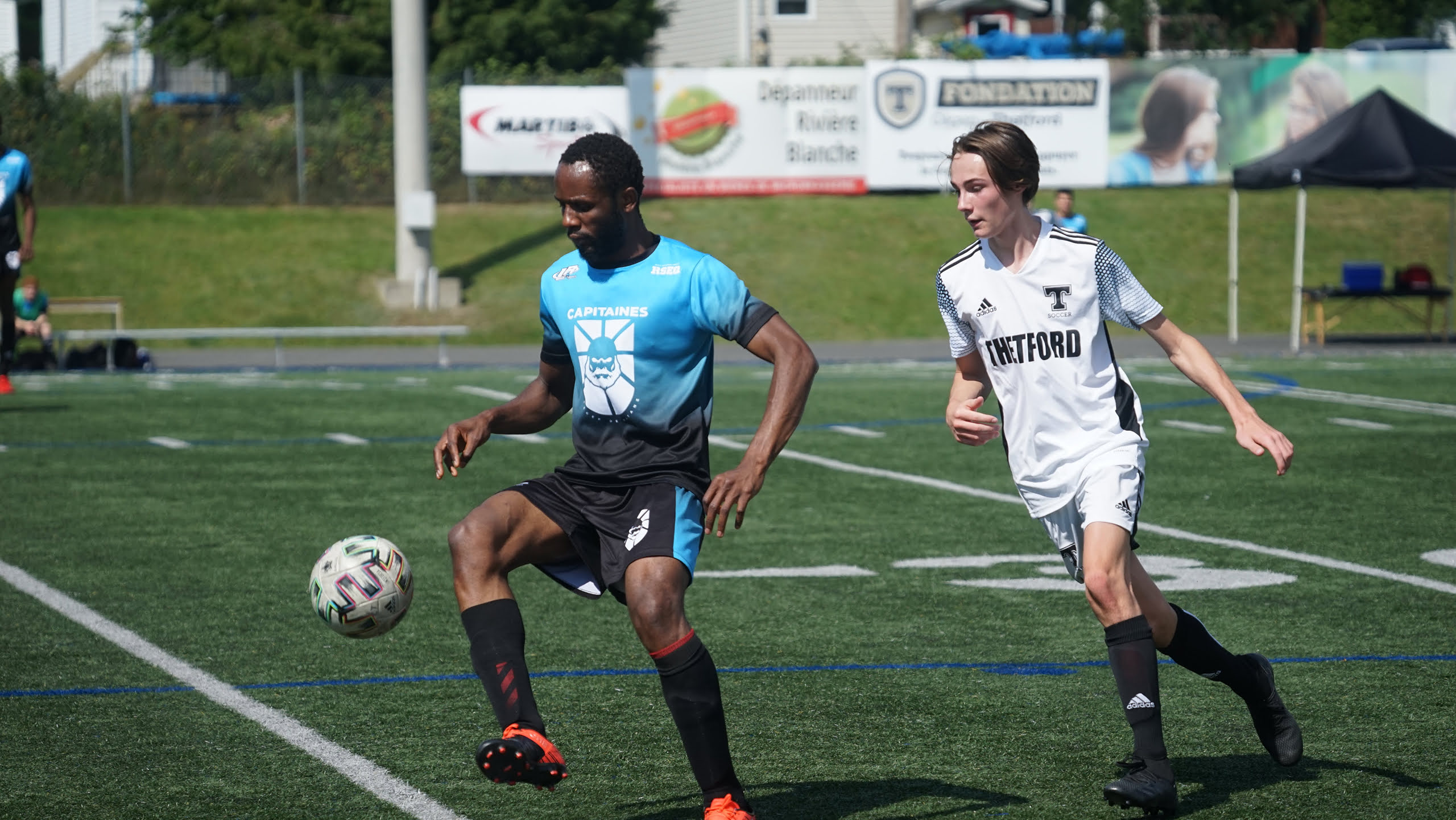 Un joueur de soccer est en mouvement.