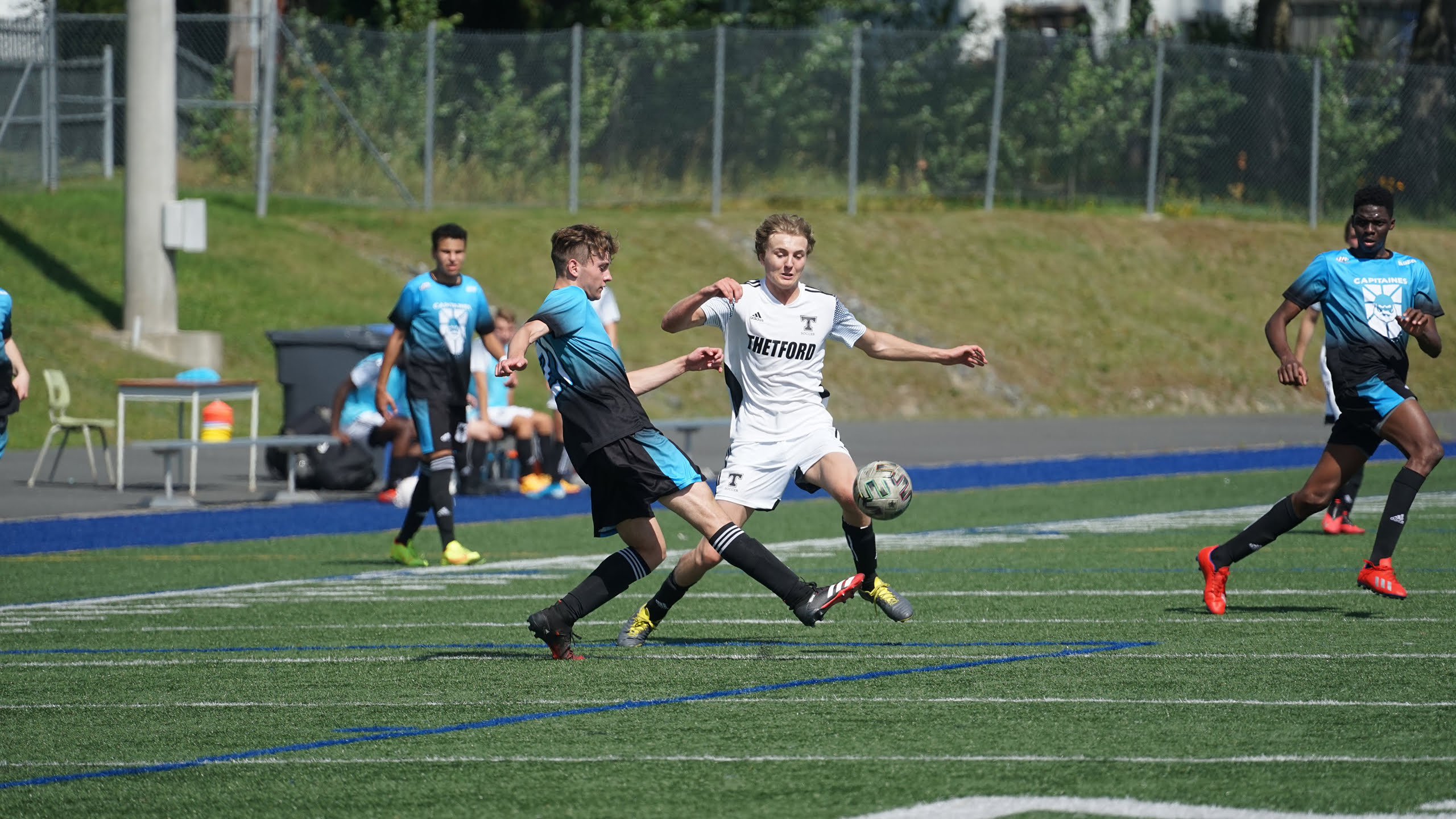 Un joueur de l'équipe de soccer D2 du Cégep de Thetford avance sur le terrain.