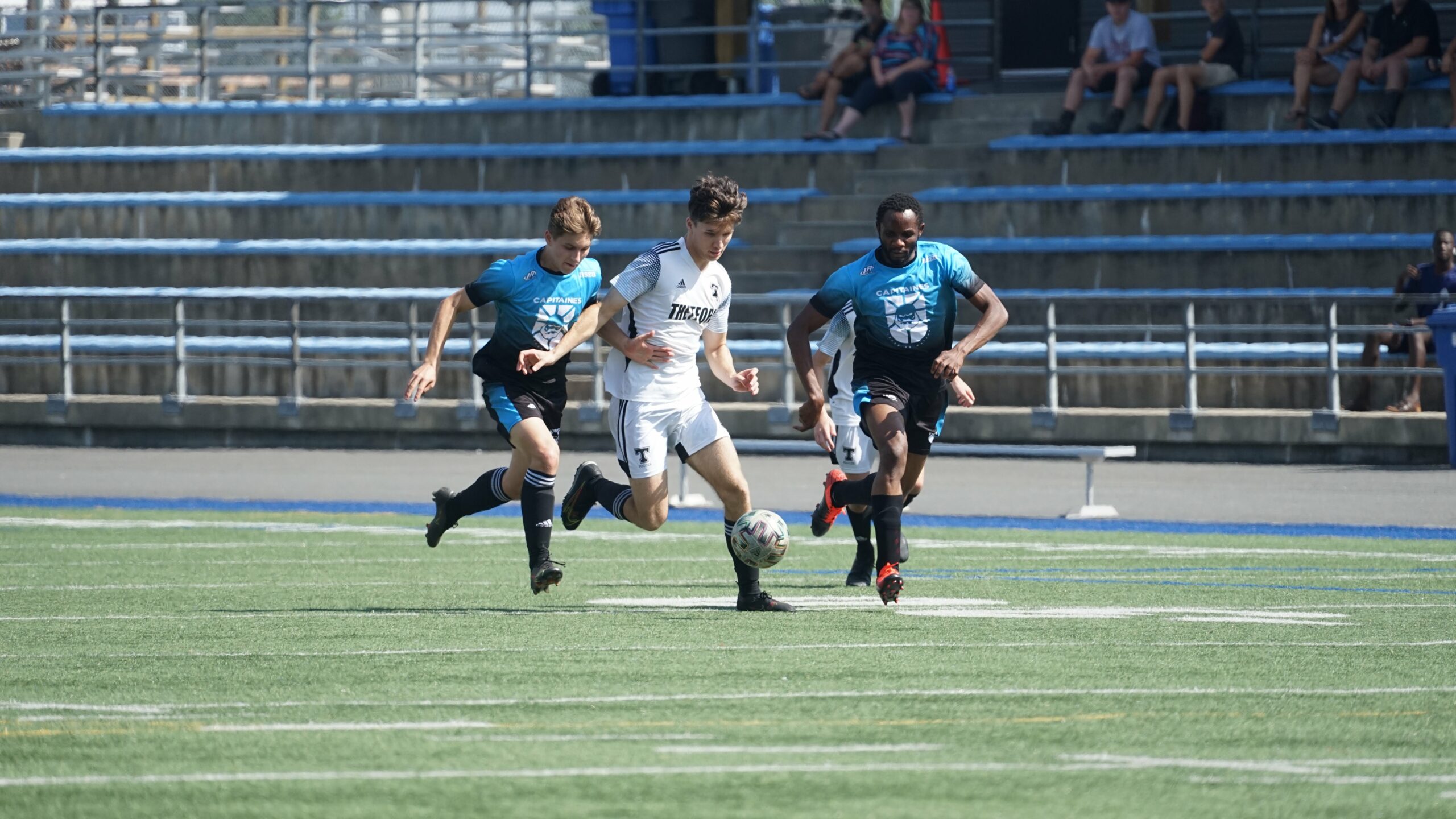Un joueur de l'équipe de soccer D2 du Cégep de Thetford avance sur le terrain.