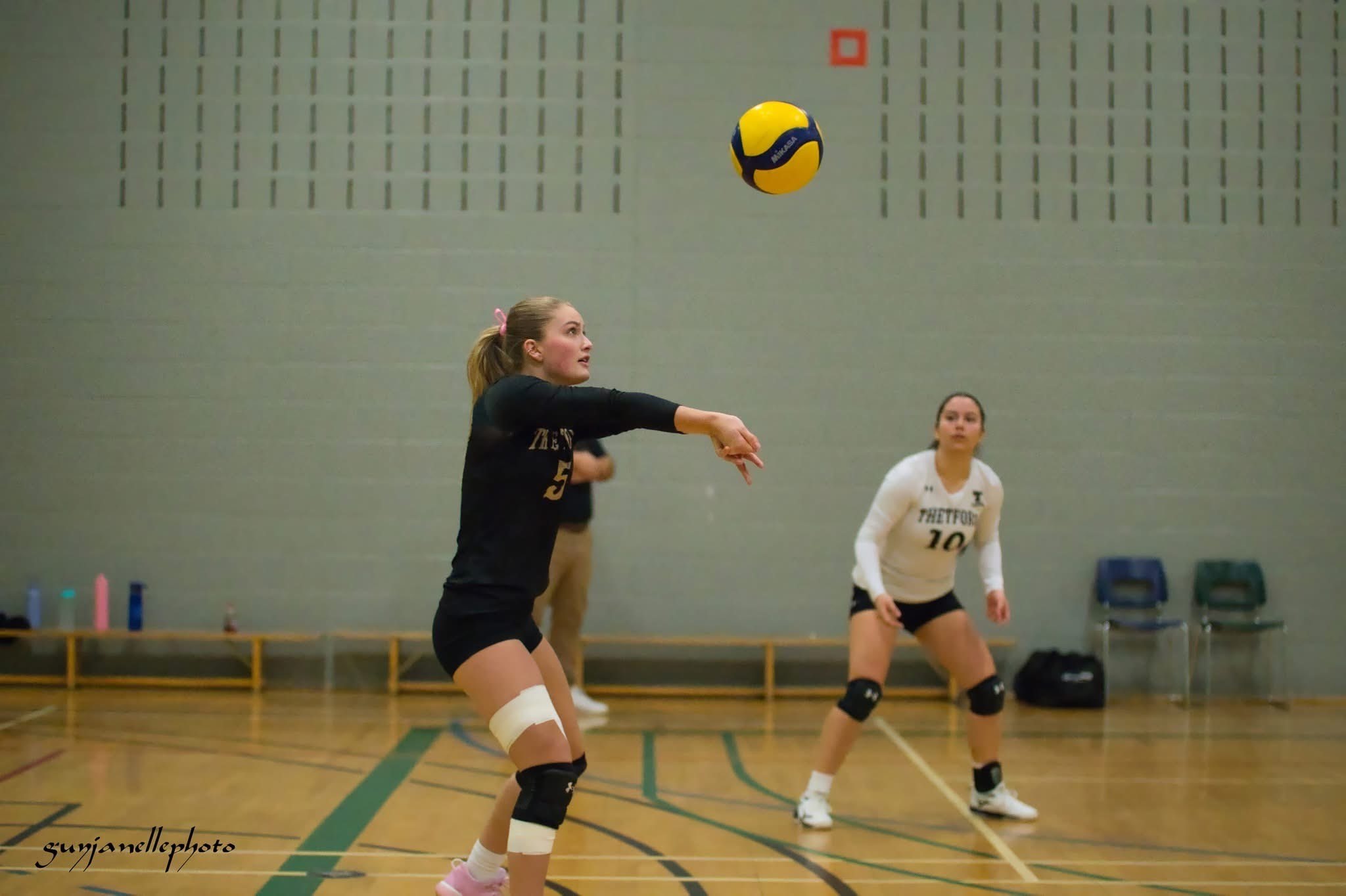 Une joueuse de volleyball est en mouvement.