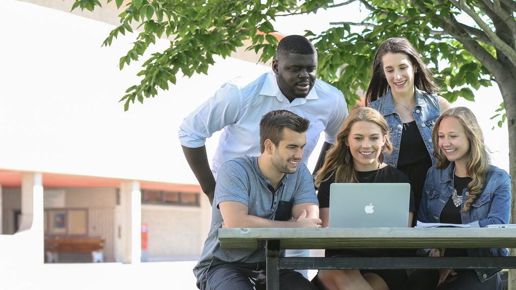 5 étudiants du Cégep de Thetford devant un ordinateur portable