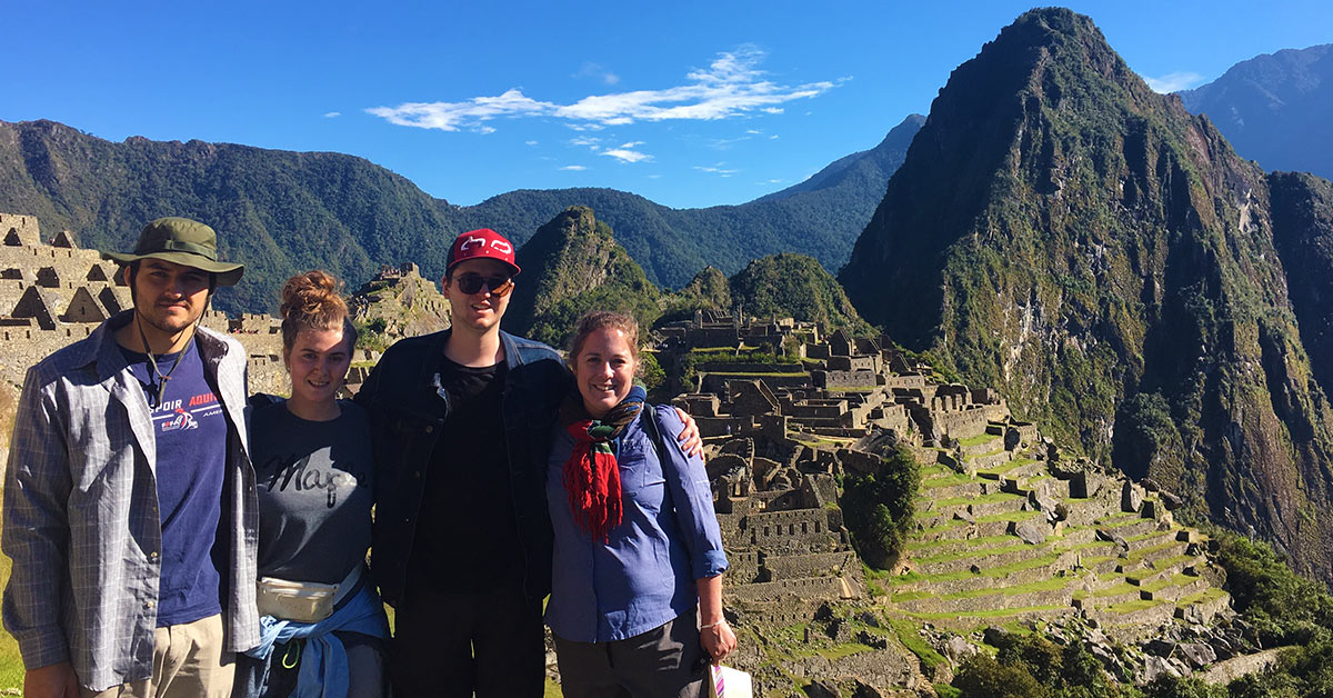 4 étudiants devant le Machu Picchu au Pérou