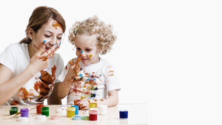 Éducatrice avec une enfants et des jeux de coloriage